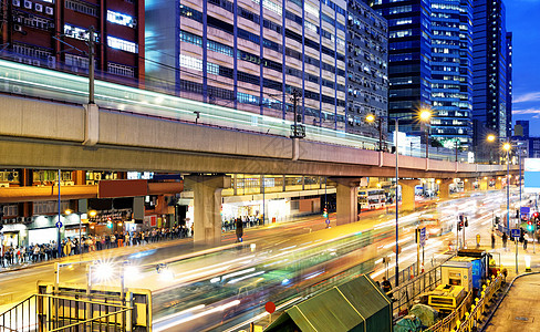 香港市中心繁忙的交通夜驾驶蓝色货车线条建筑运动商业街道戏剧性景观图片