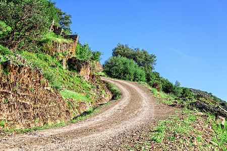 高山的刮风路岩石旅行森林缠绕曲线绿色天空环境运输危险图片