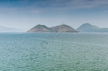 泰国斯里那卡林大坝多云甘露植物水库环境岩石天空水坝旅行森林图片