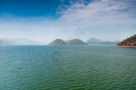 泰国斯里那卡林大坝森林水坝甘露旅行多云风景绿色反射水库场景图片