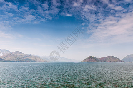 泰国斯里那卡林大坝水坝环境天空绿色岩石植物甘露爬坡蓝色水库图片