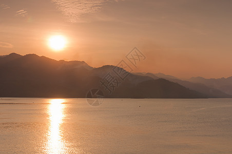 水坝水库旅行岩石大坝森林反射绿色蓝色太阳植物图片