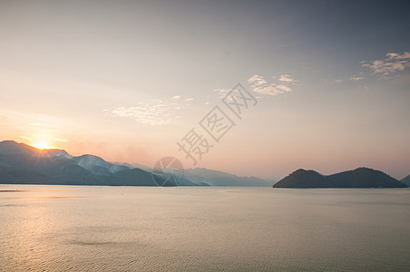 水坝岩石森林蓝色太阳环境爬坡旅行水库多云甘露图片