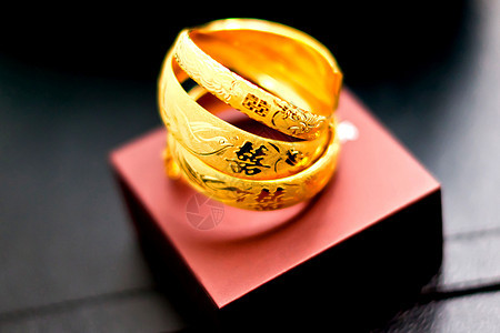 用于婚礼的中国传统金手镯图片