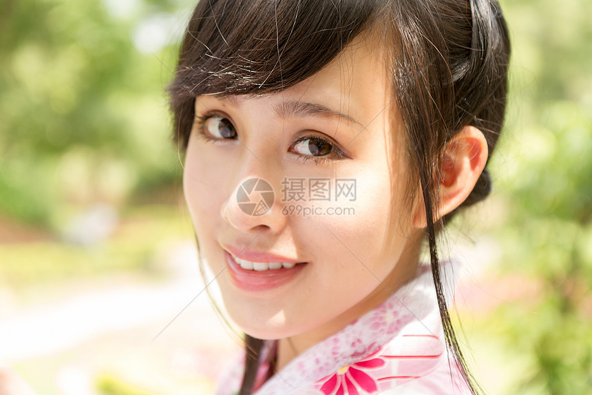 一名亚洲妇女穿着和服的肖像图片