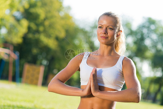 在公园里做瑜伽的女人身体冥想娱乐姿势树木女士女孩活力运动成人图片