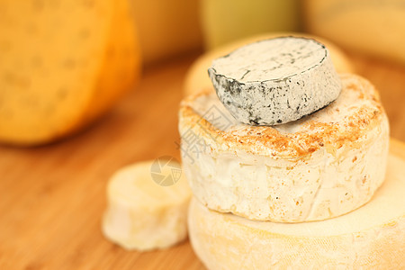 法国奶酪三角形木头作品桌子木板小吃美味山羊奶油食物图片
