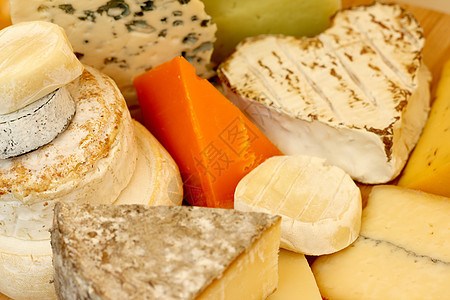 各种奶酪种类山羊奶制品小屋木头奶油三角形小吃食物美味牛奶图片