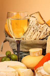 奶酪和葡萄酒蓝色小屋牛奶篮子美味三角形奶油小吃食物柳条图片