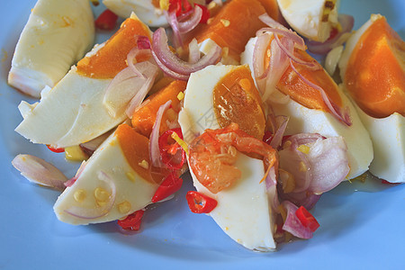 盐蛋鱼沙拉德泰国食品饮食小吃叶子盘子营养辣椒沙拉盐渍午餐胡椒背景图片