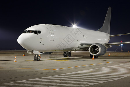 夜间飞机后勤航空货运飞机场空气喷射运输车辆送货工业图片