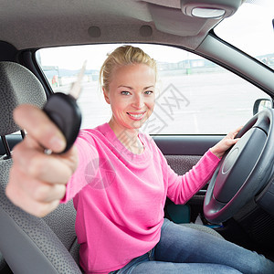 女司机出示车钥匙运输考试女孩快乐冒险汽车玻璃喜悦微笑执照图片