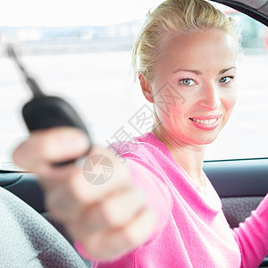 女司机出示车钥匙驾驶微笑窗户执照运输航海玻璃零售快乐车辆图片