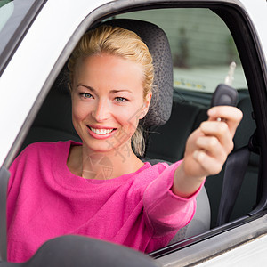 女司机出示车钥匙窗户驾驶车辆汽车运输旅行微笑零售冒险执照图片