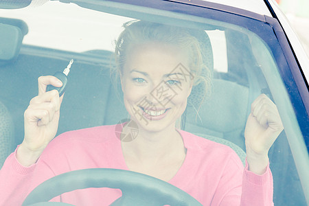 女司机出示车钥匙运输驾驶零售微笑汽车快乐车辆窗户考试车轮图片