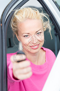 女司机出示车钥匙车轮执照快乐成人航海女孩零售车辆驾驶窗户图片