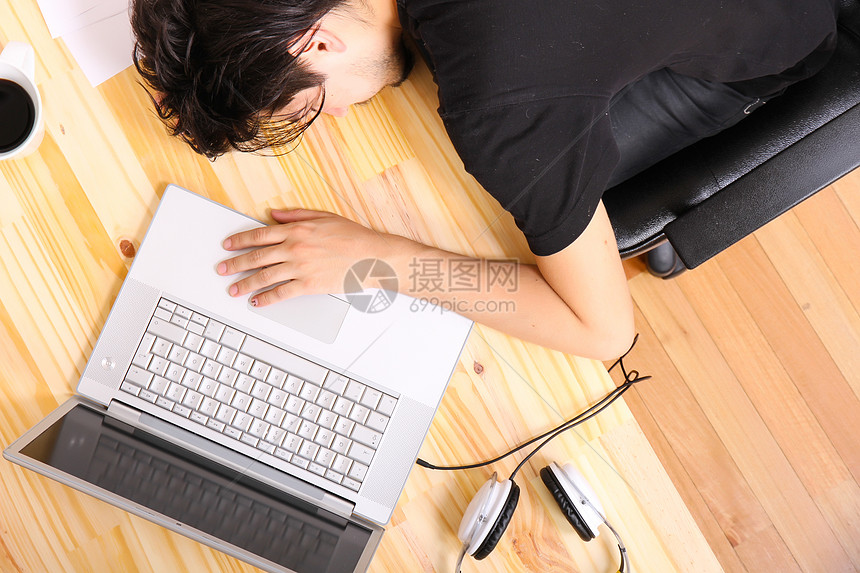 睡在办公室展示大学员工技术触摸屏文档笔记本学习男人互联网图片