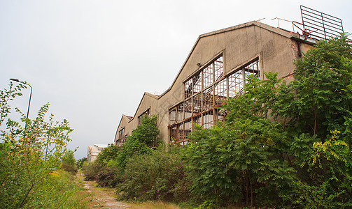 废弃工业建筑倾斜建筑学危机破坏植被场景废墟休息失业图片