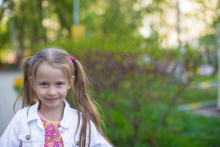 小女孩走在户外 在公园玩得开心图片