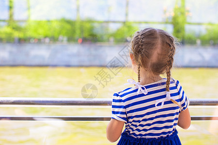 可爱的小女孩 从豪华船向河对岸看运动游艇水手栏杆甲板享受女孩旅行孩子童年图片