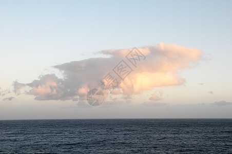 日落时的彩云太阳天际戏剧性全景精神天空风暴海滩红色阳光图片