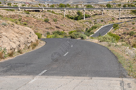 沙漠路沥青道路速度山脉孤独自由蓝色景观天空旅行图片