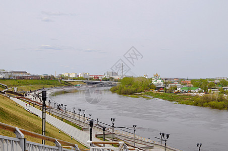 秋门的堤岸 图拉河春季洪水教会河流水库水位图片
