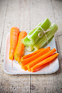 新鲜的青菜和胡萝卜蔬菜芹菜饮食乡村木头木板绿色白色烹饪食物图片
