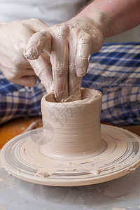 陶匠的手女士压力工作陶器工艺模具制品旋转黏土拇指图片