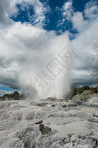 Pohutu和威尔士王子喷泉风景沸腾白色岩石蓝色蒸汽地热多云力量旅游图片