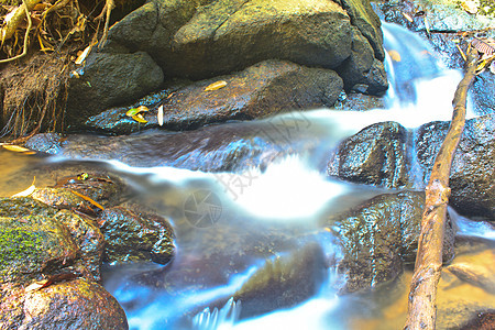 深森林自然瀑布石头蓝色环境风景公园流动天堂溪流池塘运动图片