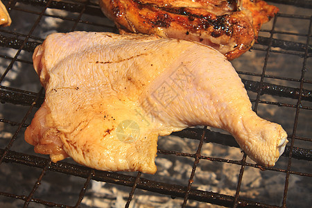 鸡大腿辣椒火焰烧烤熏制鸡腿食物烹饪炙烤木炭牛扒图片