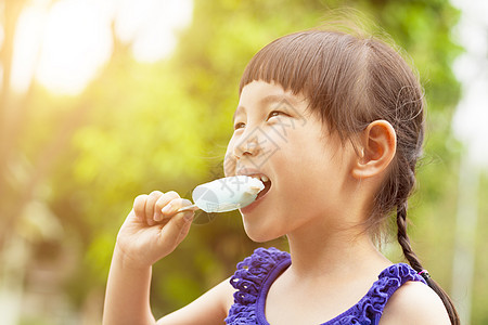 快乐的小女孩 在夏天吃冰棒 夏日与日落图片