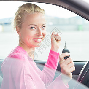 女司机出示车钥匙喜悦运输冒险成人窗户车辆快乐微笑汽车零售图片
