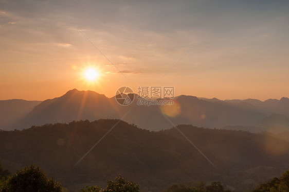 山地景色的狂暴日落草地农村生态高地公园野生动物太阳旅行天气森林图片