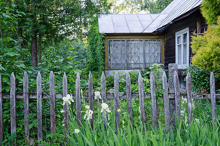 有门廊和锈木栅栏的老旧乡村住房图片