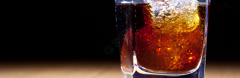 朗姆酒和可乐派对气体支撑气泡饮料酒吧全景玻璃照片图层图片