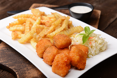 热饭食物金子沙拉餐厅酒吧薯条木头盘子甲板传统图片