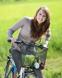 骑自行车的妇女假期棕色店铺篮子公园休闲女孩年轻人休息快乐图片