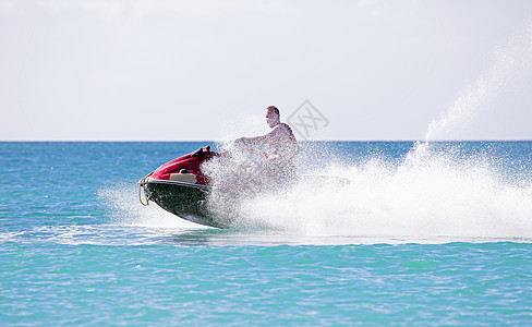 年轻人骑着喷气式飞机 在卡比巴海上航行喷射白色滑雪乐趣地平线运动海洋海滩摩托车奢华图片