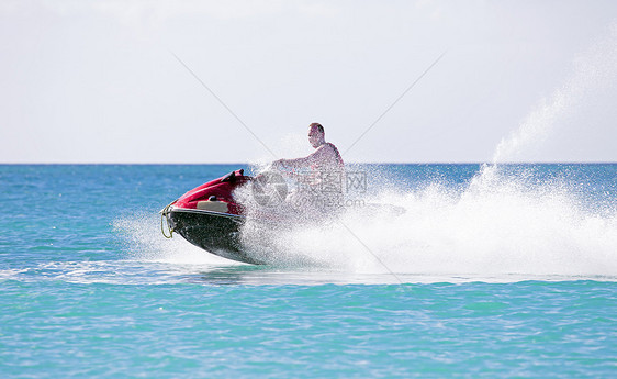 年轻人骑着喷气式飞机 在卡比巴海上航行喷射白色滑雪乐趣地平线运动海洋海滩摩托车奢华图片