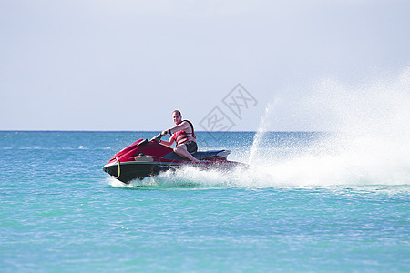 年轻人骑着喷气式飞机 在卡比巴海上航行白色海浪摩托车奢华地平线滑雪海洋海滩运输喷射图片