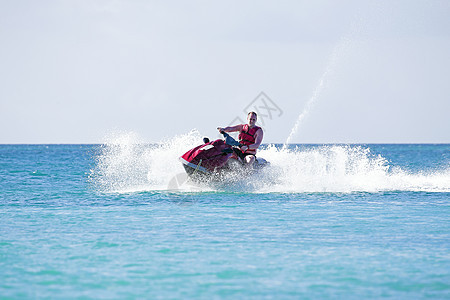 年轻人骑着喷气式飞机 在卡比巴海上航行海洋滑雪蓝色摩托车地平线乐趣海滩摩托艇奢华喷射图片