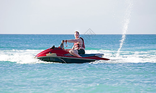 年轻人乘飞机滑雪在亚特兰特海上巡游奢华运动海洋白色男人摩托艇海浪乐趣喷射蓝色图片