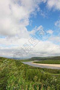 森林河谷的河流蓝色支撑晴天爬坡全景海岸天空绿色地平线树木图片