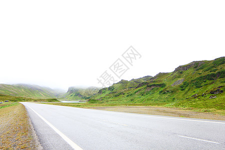 挪威北部的公路天气风景旅行天空沥青苔原爬坡苔藓山脉渡船图片