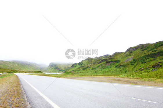 挪威北部的公路天气风景旅行天空沥青苔原爬坡苔藓山脉渡船图片