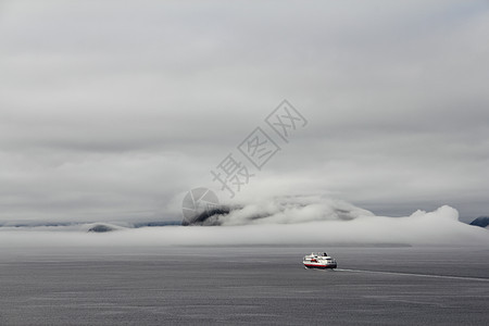 Foggy fjord的船舶天空风景场景岩石爬坡峡湾地平线顶峰环境海景图片