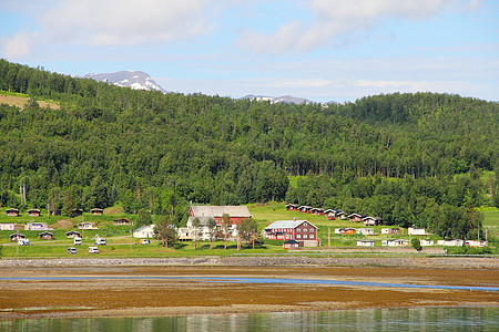 Fjord海岸的村庄游客农村岩石反射气氛旅行峡湾蓝色天空风景图片