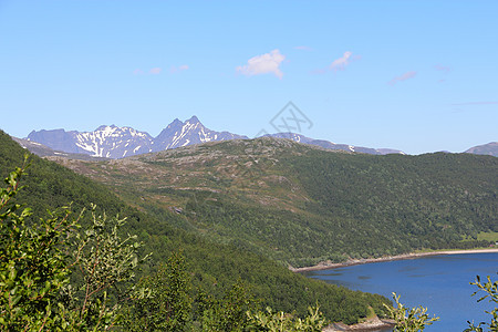 挪威北部地貌景观海岸线山峰全景石头旅游港口海洋天空峡湾山脉图片